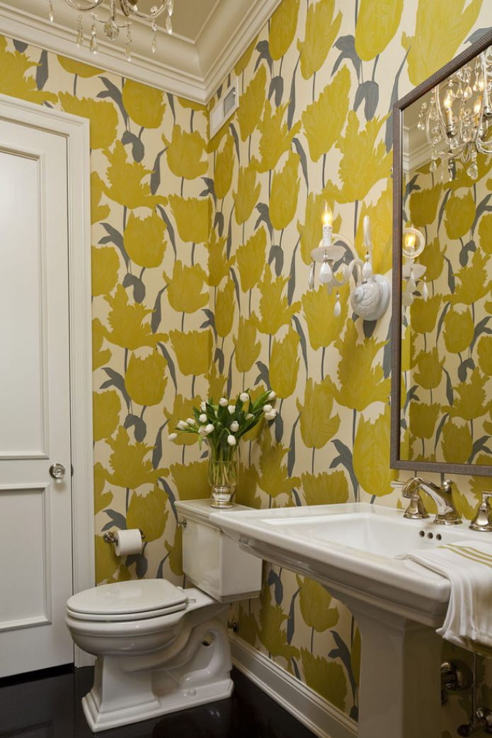 geel behang in de badkamer