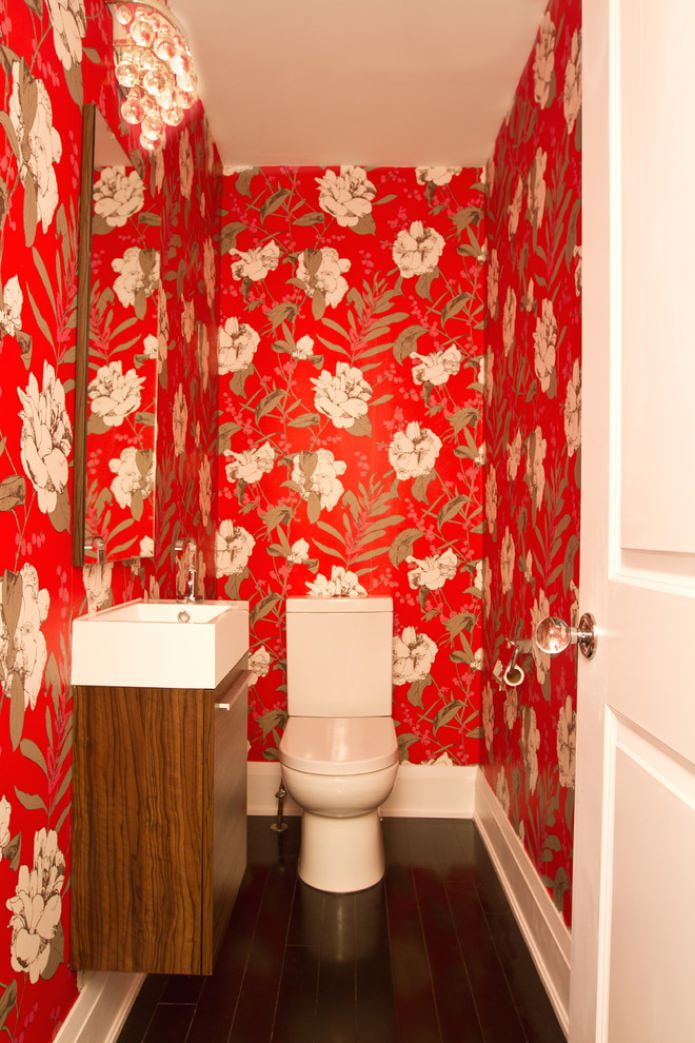 rood behang in het toilet
