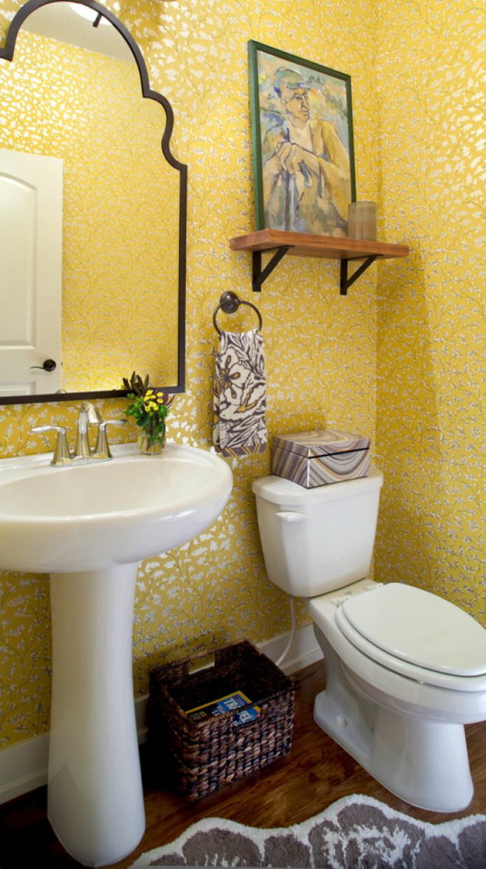 geel behang in de badkamer