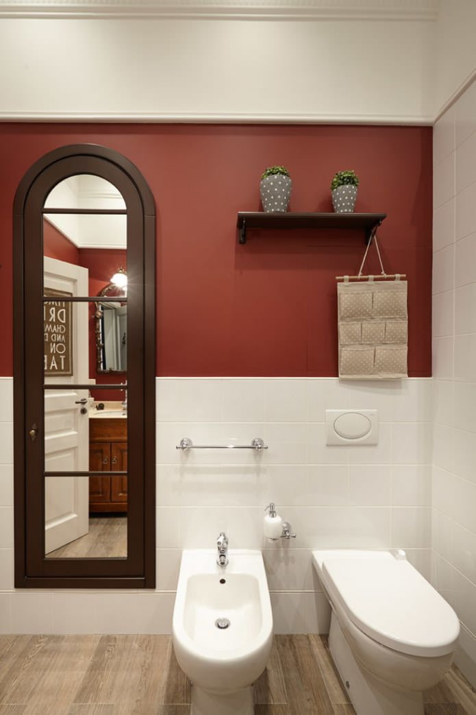 Rode kleur in het interieur van de badkamer