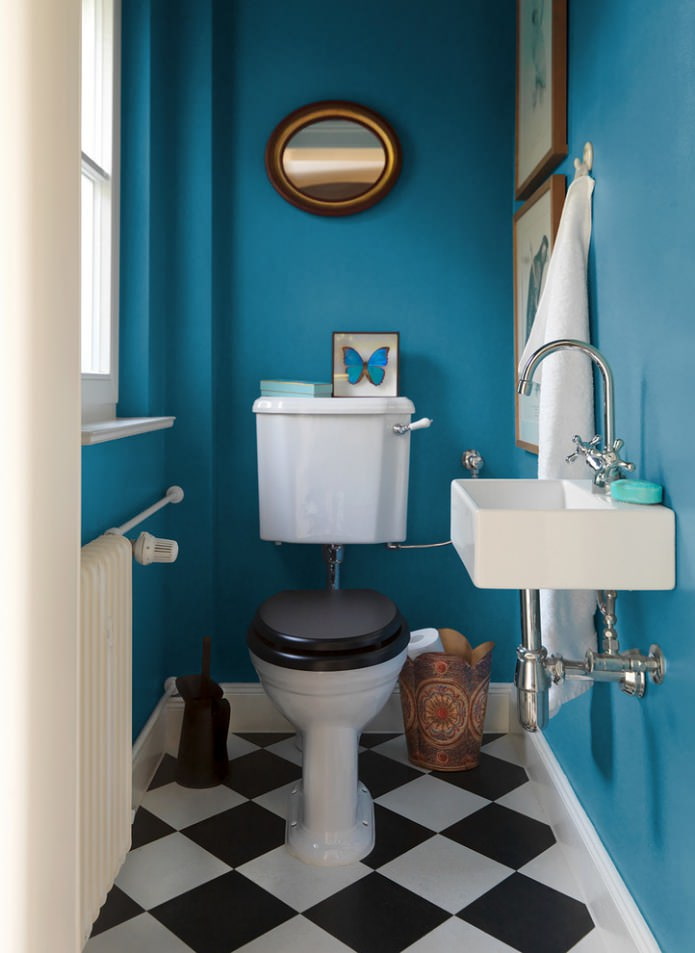 blauwe muren in het toilet