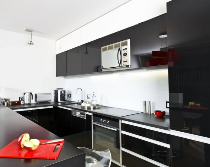 crno -bijeli interijer kuhinje s dodatkom crvene boje