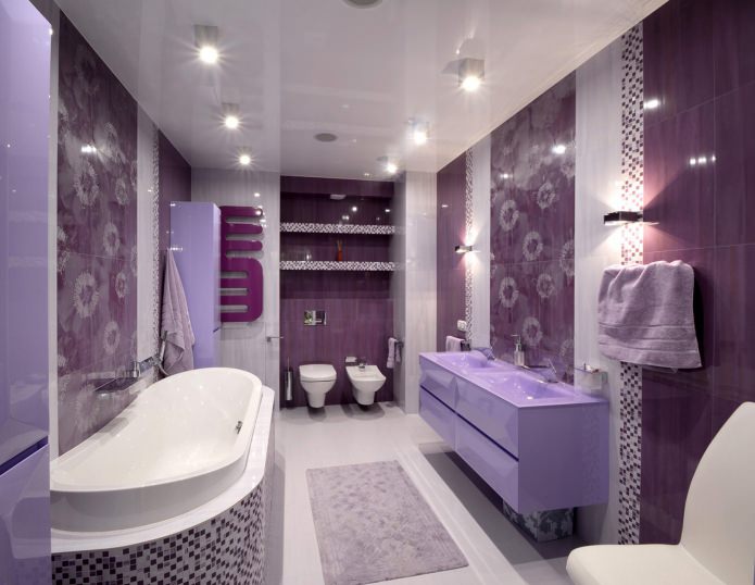 モダンなスタイルの紫色のバスルームのインテリア