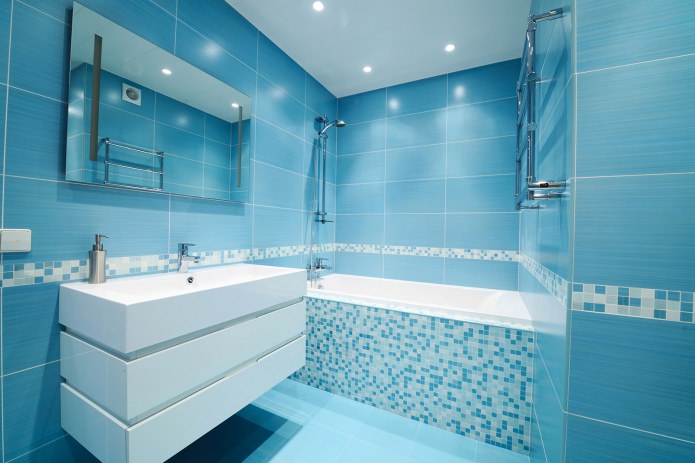 kék fürdőszobai kialakítás modern stílusban