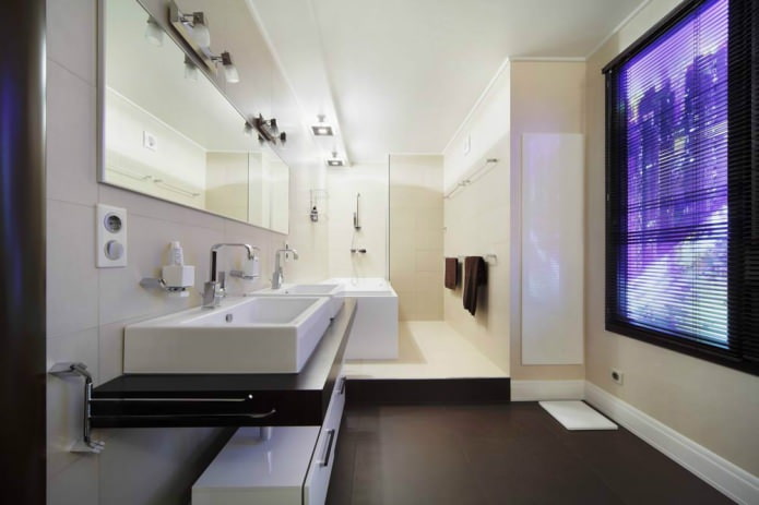 modern stílusú fürdőszoba hamis ablakkal