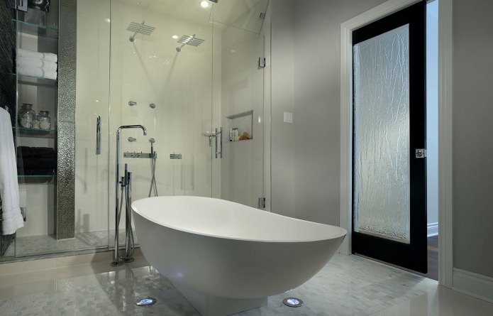 γυάλινη πόρτα σε μοντέρνο σχεδιασμό μπάνιου