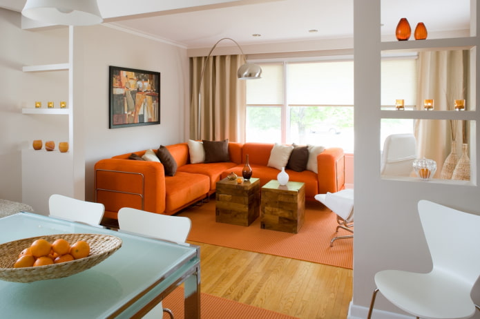 narancssárga kanapé a nappaliban