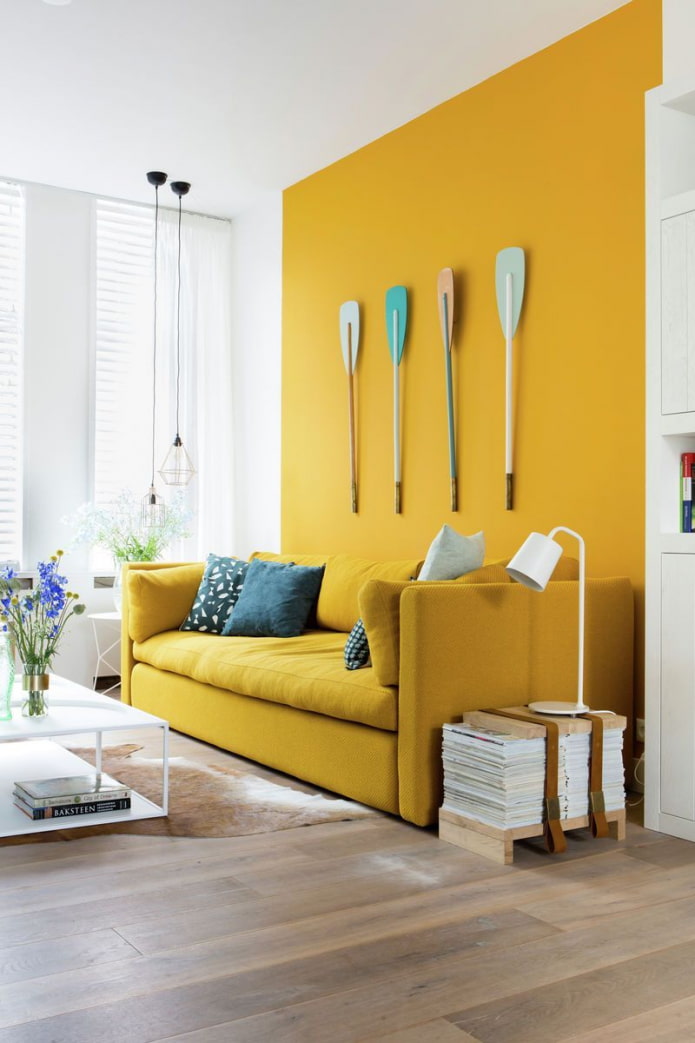 parete gialla in soggiorno