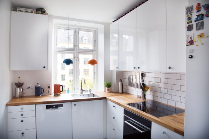 Πώς να εξοπλίσετε μια κουζίνα με νεροχύτη δίπλα στο παράθυρο;