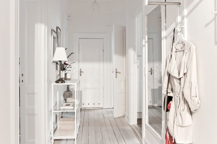 Interno del corridoio bianco in stile scandinavo