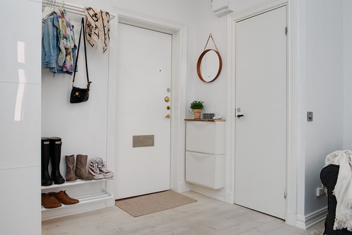 Interno del corridoio bianco in stile scandinavo