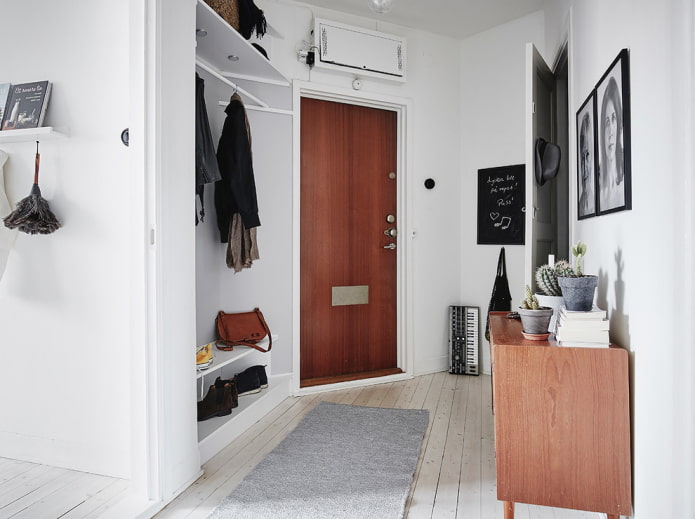 Interno del corridoio bianco in stile scandinavo