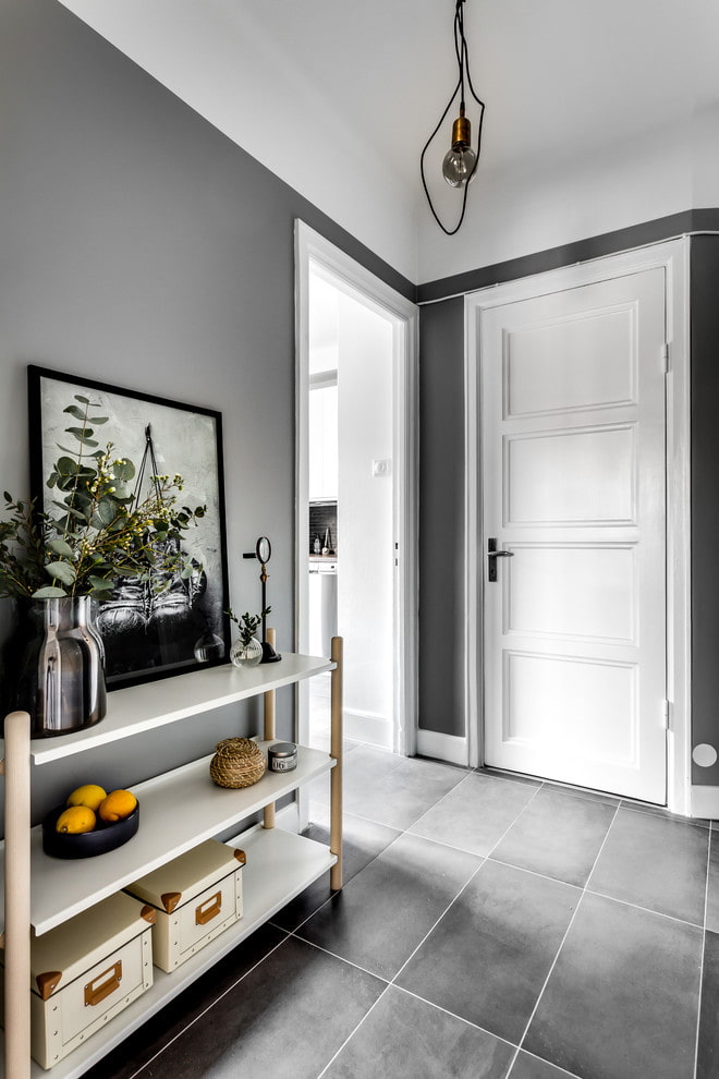 Design del corridoio grigio in stile scandinavo