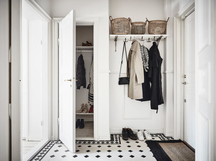 Interno del corridoio bianco in stile scandinavo