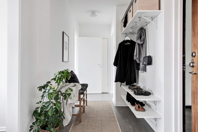 Interno del corridoio bianco in stile scandinavo