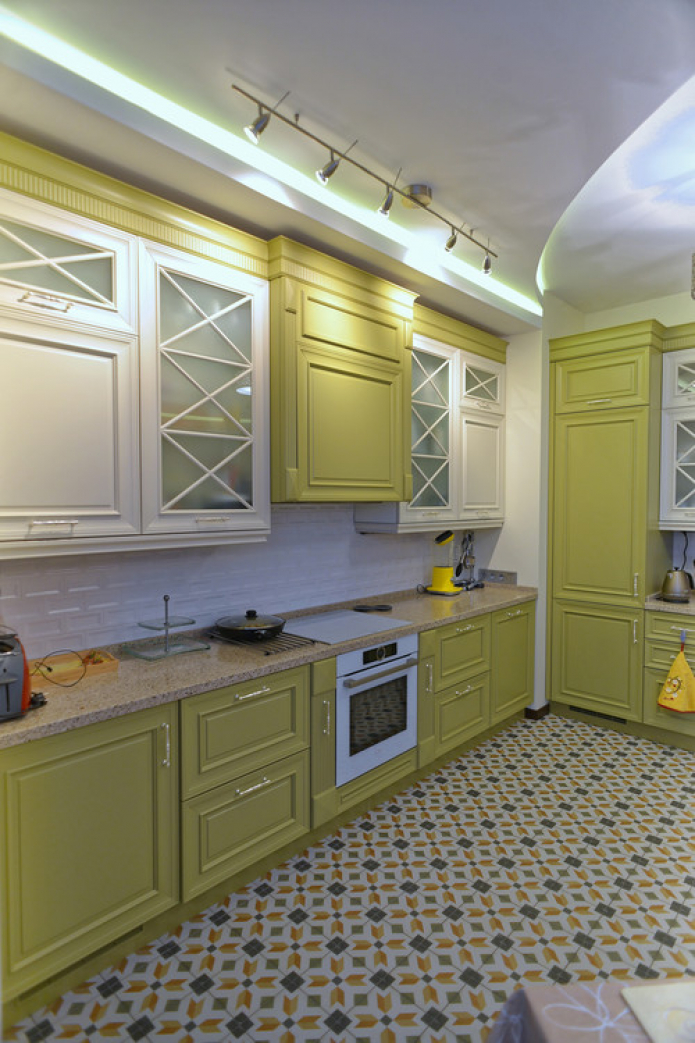 klasikinio stiliaus virtuvė su auksinėmis rankenomis