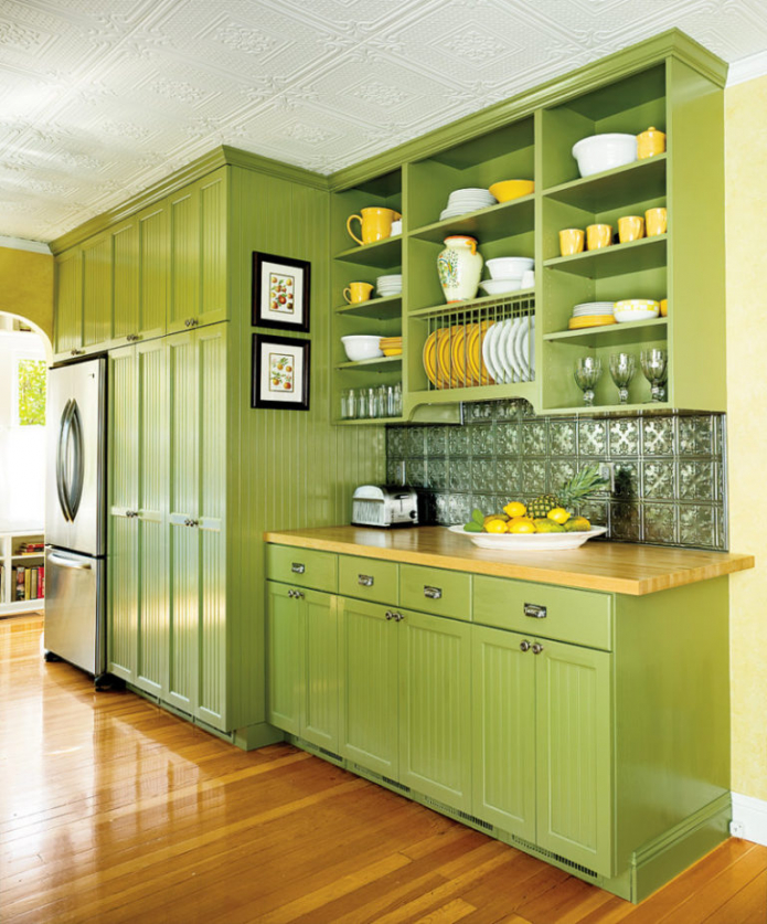 žalia ir geltona virtuvė
