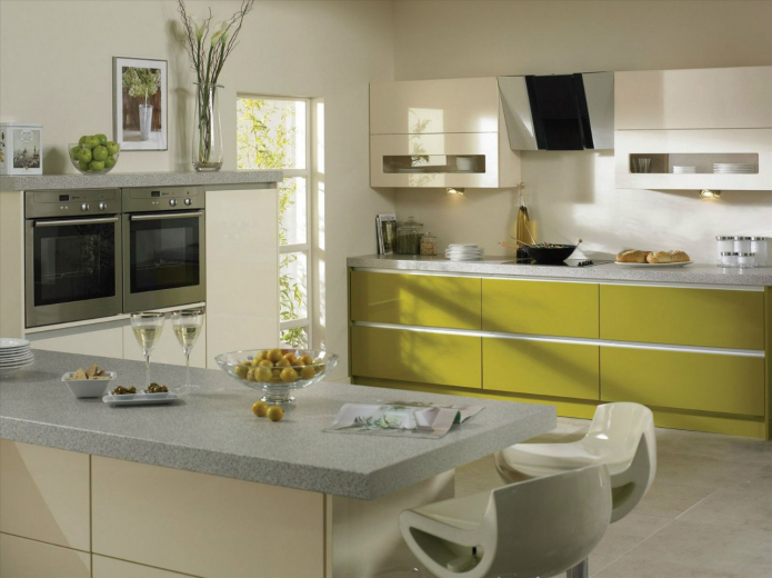 blizgūs virtuvės fasadai žalia spalva