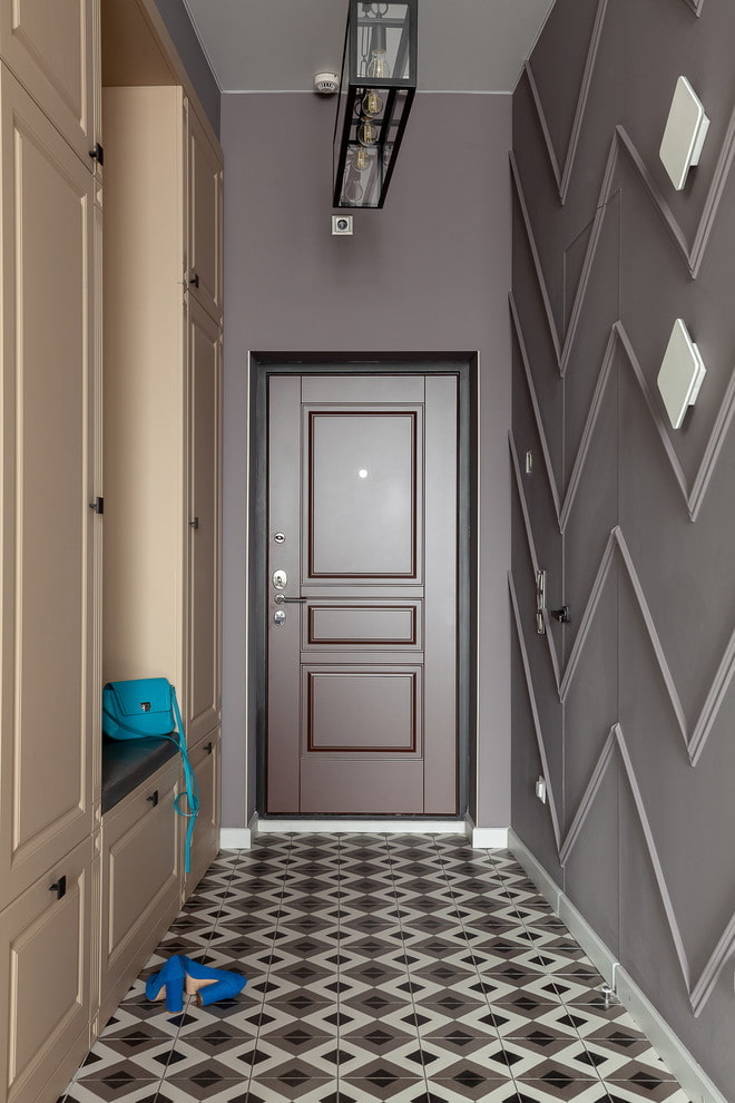 keskeny folyosó barna falakkal és bézs színű bútorokkal