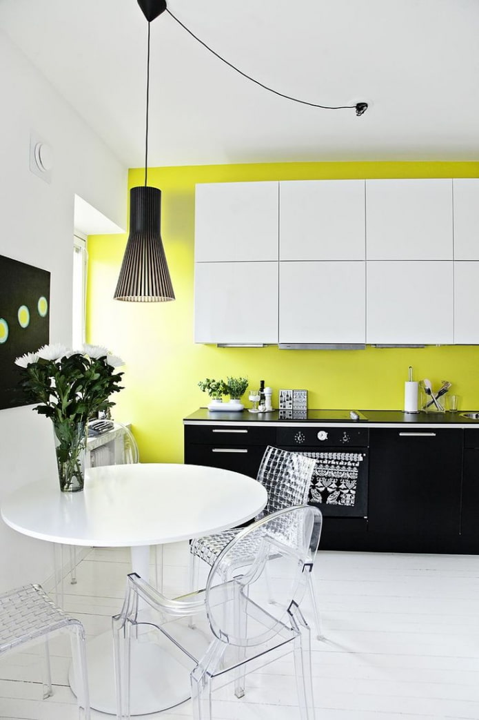 cucina bianca con giallo