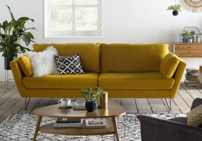 ספה צהובה בסלון מואר