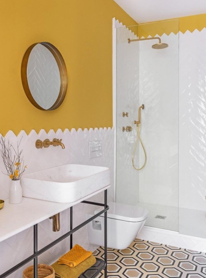 חדר אמבטיה לבן עם צהוב