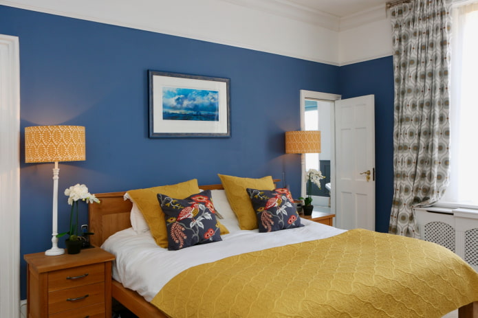 קירות כחולים בחדר השינה