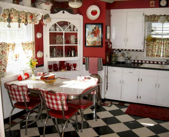 キッチンの赤と白の組み合わせ