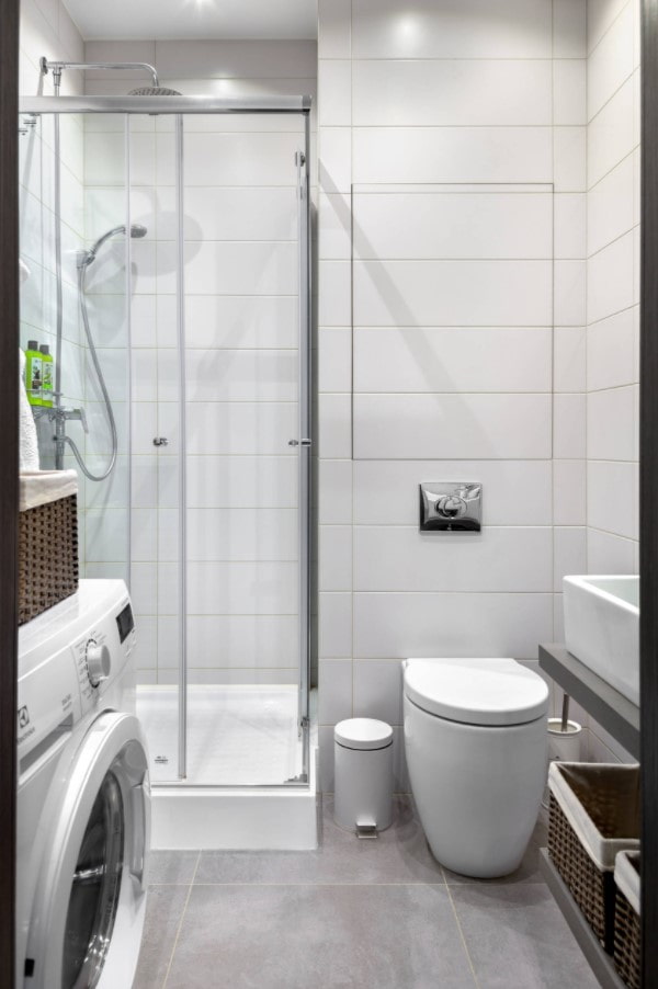 bijela kupaonica sa sivim podom