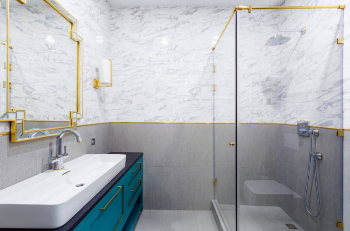 חדר אמבטיה עם פרטי זהב