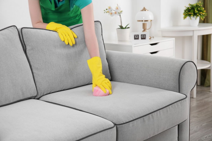 Hogyan lehet tisztítani a foltokat a kanapén?