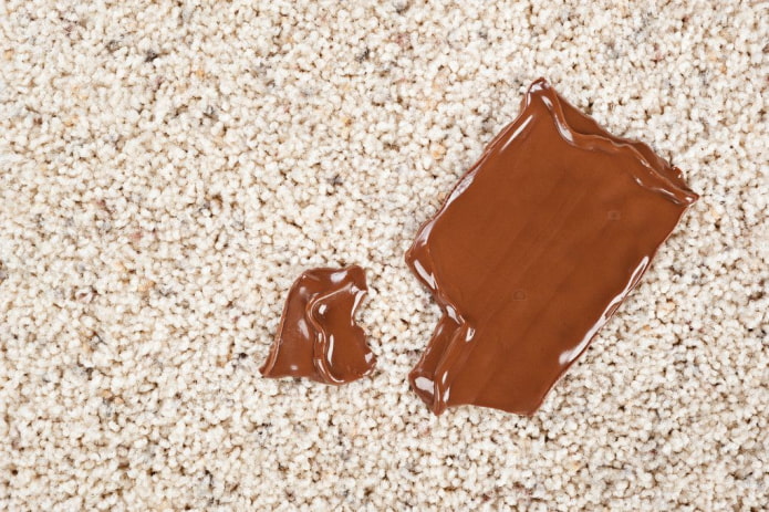 להסיר שוקולד מהשטיח