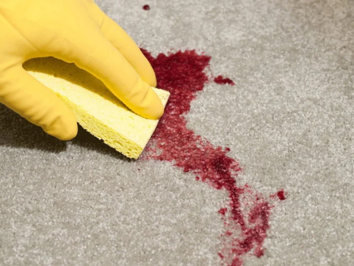 לנקות את השטיח מדם