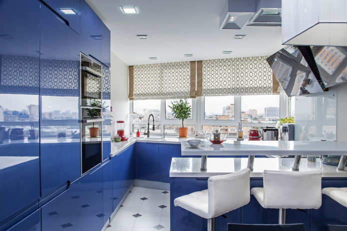 Romos žaliuzės mėlynoje virtuvėje