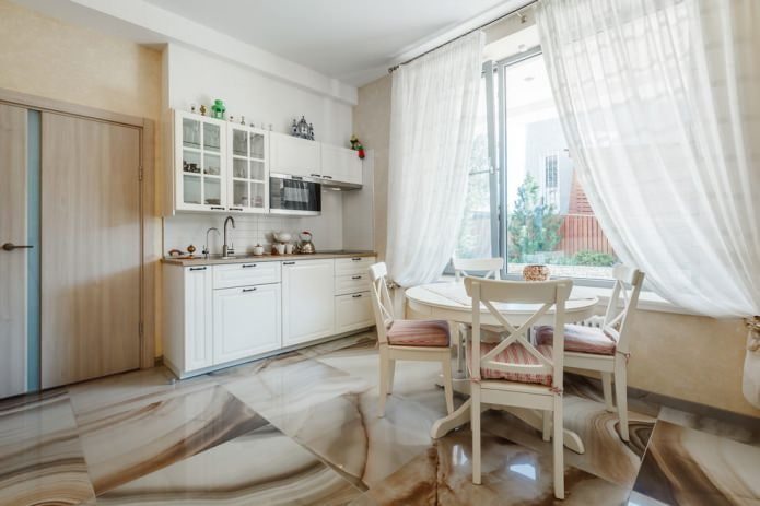 Smėlio spalvos virtuvė su baltu tiuliu