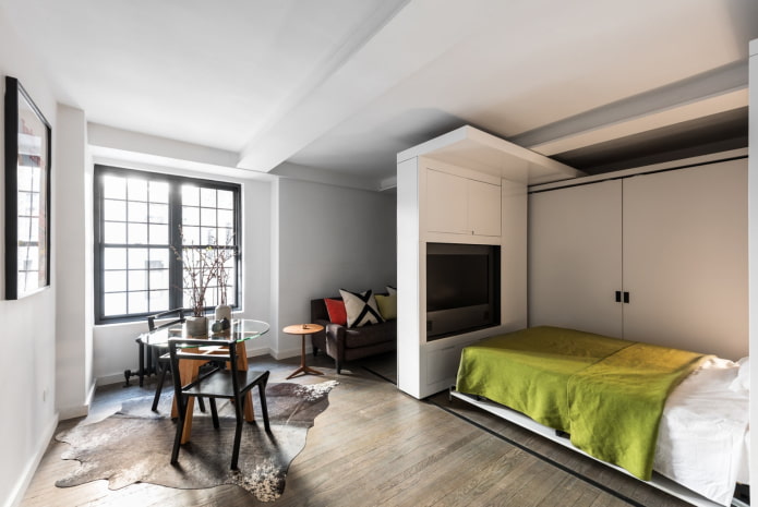 ruime studio met een bed