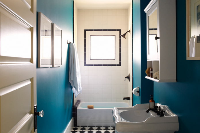 חדר אמבטיה עם קירות כחולים