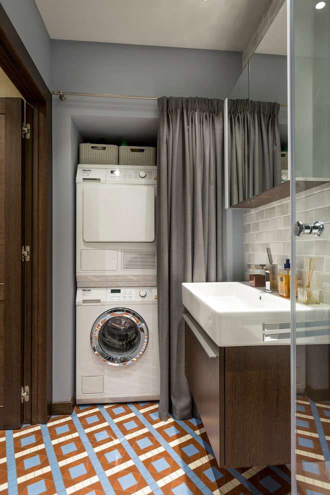 wasmachine in de badkamer in het appartement Chroesjtsjov