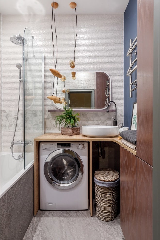wasmachine in de badkamer in het appartement Chroesjtsjov