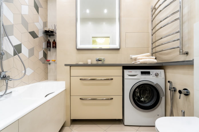wasmachine in de badkamer in het appartement Chroesjtsjov