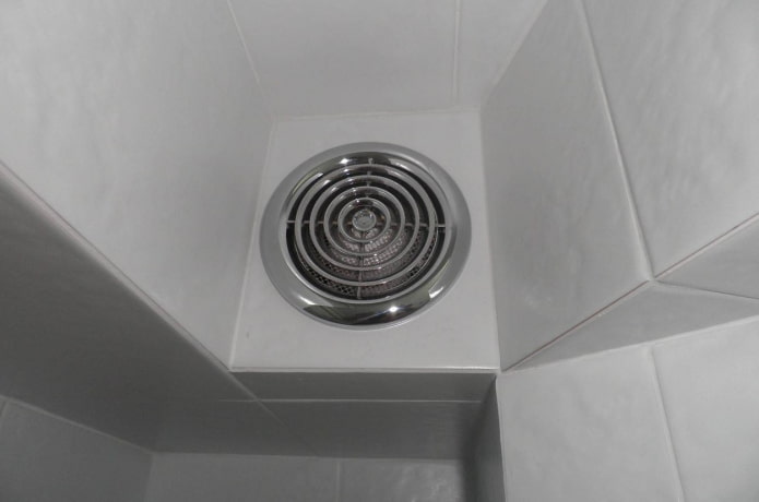 ventilatie in de badkamer in het appartement Chroesjtsjov