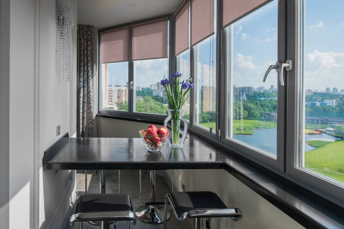 jaloezieën in het interieur van de loggia