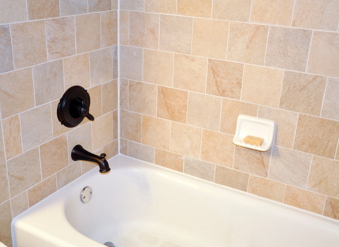 כיצד לאטום את המפרק בין חדר האמבטיה לקיר? 8 אפשרויות פופולריות