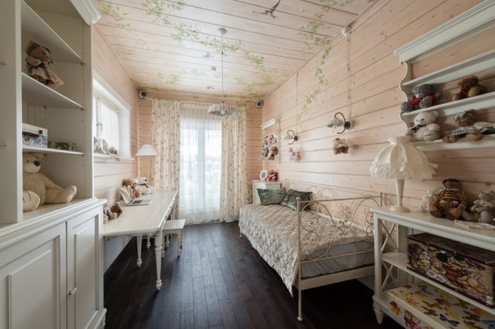 voering op het plafond in het interieur van de kinderkamer