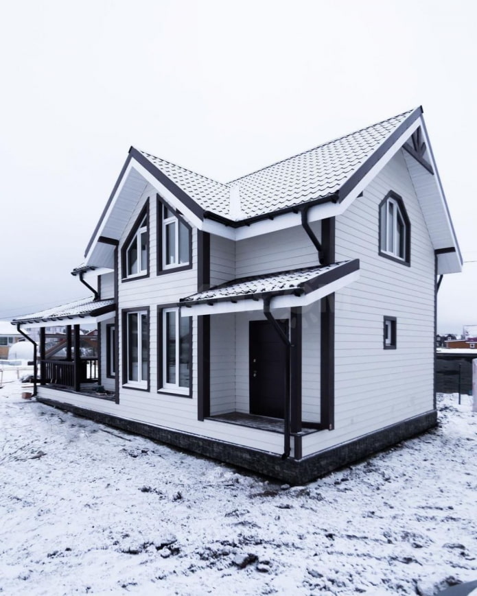casa di legno in inverno