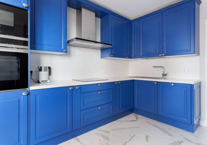 blauwe keuken met zilveren beslag