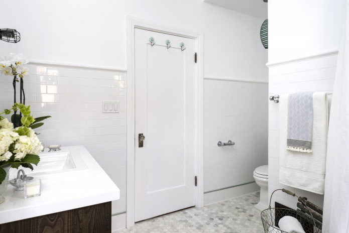 baltas vonios kambarys su durimis