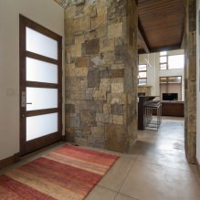 Kő a folyosó belsejében: a dekoráció jellemzői, típusai, színe, stílusai és kombinációi-0