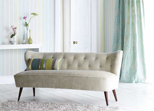 vakker sofa på bakgrunnen av en blå vegg