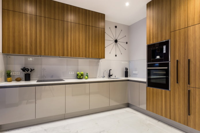 virtuvės interjeras pilkai rudos spalvos tonais